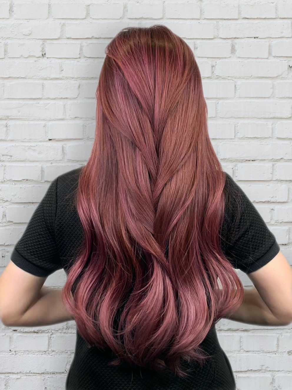 Тенденция цвета каштановых волос 2022: розово-каштановые волосы