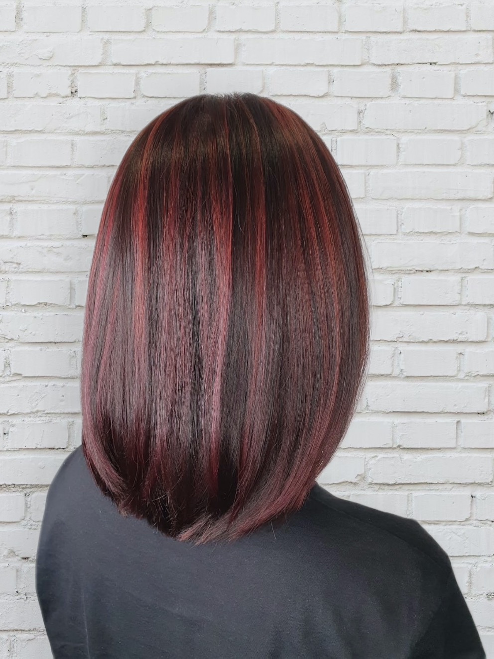 Тенденция цвета каштановых волос 2022: рыжевато-каштановые волосы